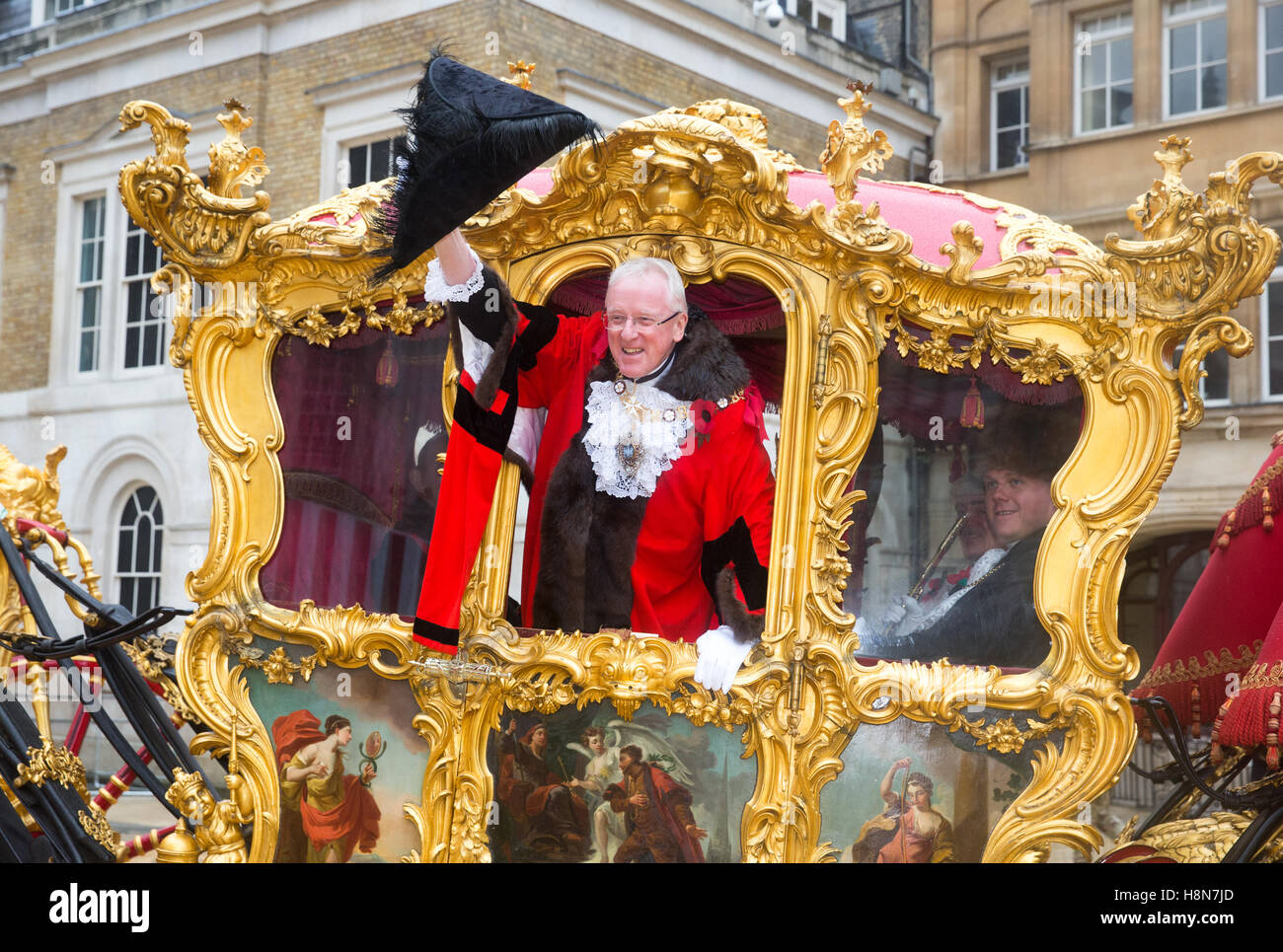 Lord Mayor, le Dr Andrew Parmley salue la foule lors de l'émission du Lord-maire à l'extérieur de l'hôtel particulier.Il est le 689th Maire Banque D'Images