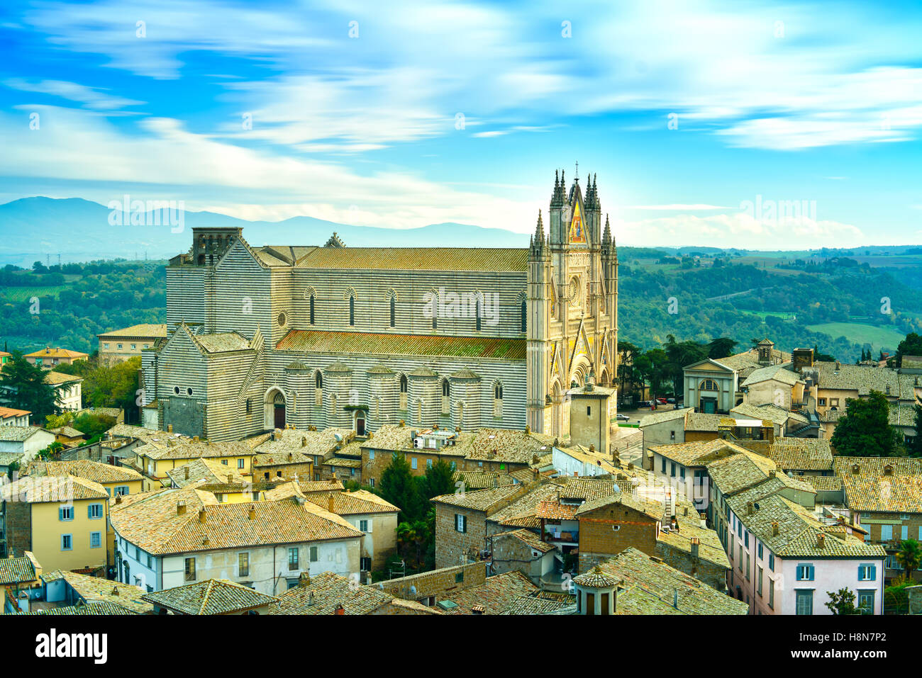L'église cathédrale médiévale d'Orvieto et historique vieux village vue aérienne. L'Ombrie, Italie, Europe. Banque D'Images