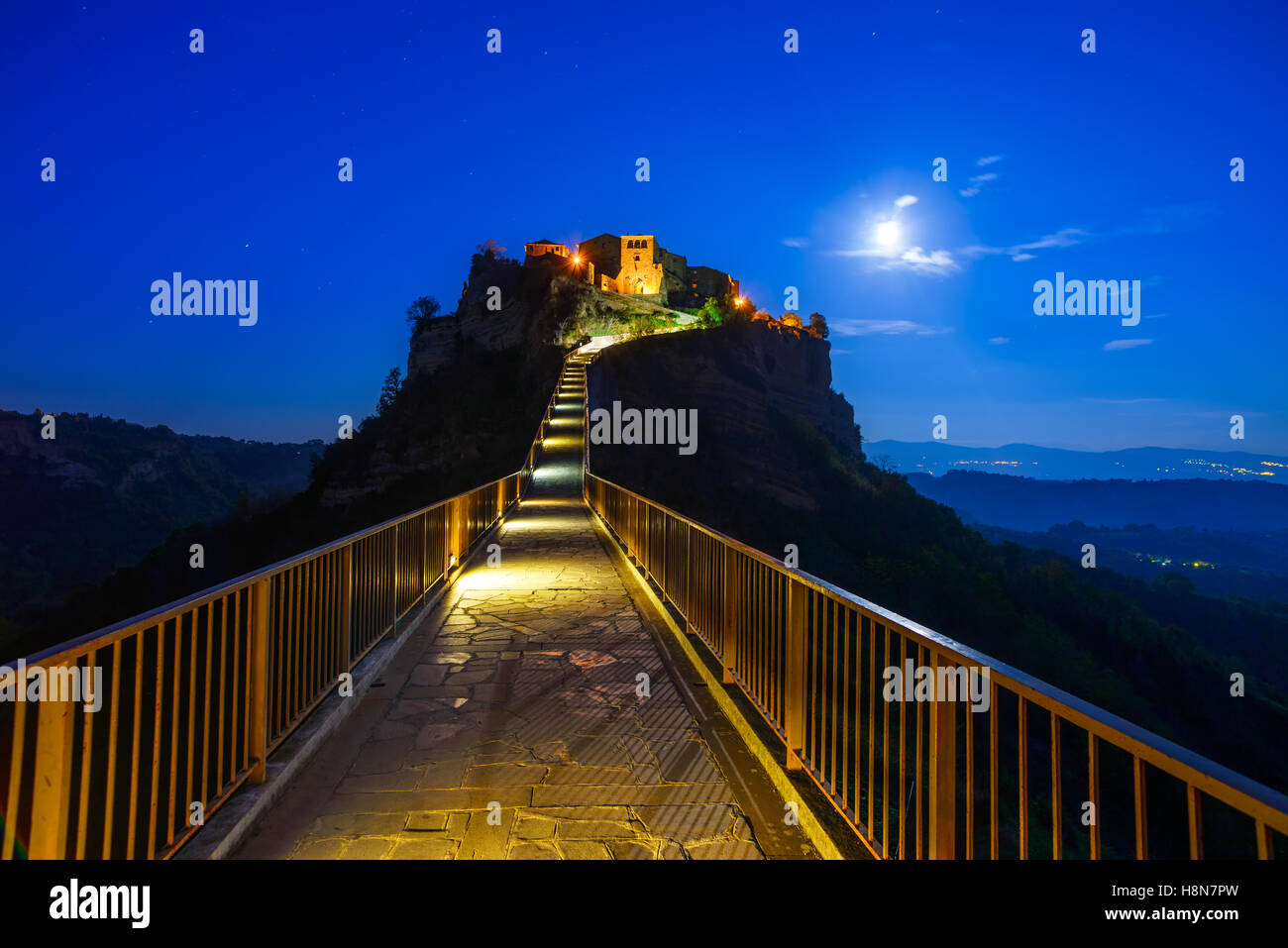 Civita di Bagnoregio ghost town monument, bridge view sur Twilight. Lazio, Italie, Europe. Banque D'Images