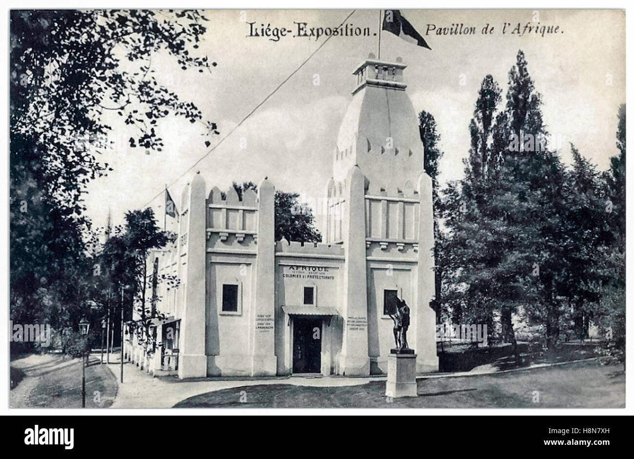 'Afrique' au pavillon de l'Exposition de Liège, une exposition internationale tenue en Belgique en 1905 dont 29 pays ont pris part. En face se trouve une statue de M. Noël Ballay Eugène (1847-1902), ancien gouverneur général de l'Afrique occidentale française tenant un drapeau avec un fun African boy à vers lui bras levé. Cette statue fut plus tard la couronne Ballay monument à Conakry, Guinée, érigée en 1908. À l'intérieur de divers compartiments a donné aux visiteurs un avant-goût de la produire et de la culture des colonies africaine de la France. Banque D'Images 'Afrique' au pavillon de l'Exposition de Liège, une exposition internationale tenue en Belgique en 1905 dont 29 pays ont pris part. En face se trouve une statue de M. Noël Ballay Eugène (1847-1902), ancien gouverneur général de l'Afrique occidentale française tenant un drapeau avec un fun African boy à vers lui bras levé. Cette statue fut plus tard la couronne Ballay monument à Conakry, Guinée, érigée en 1908. À l'intérieur de divers compartiments a donné aux visiteurs un avant-goût de la produire et de la culture des colonies africaine de la France. Banque D'Images