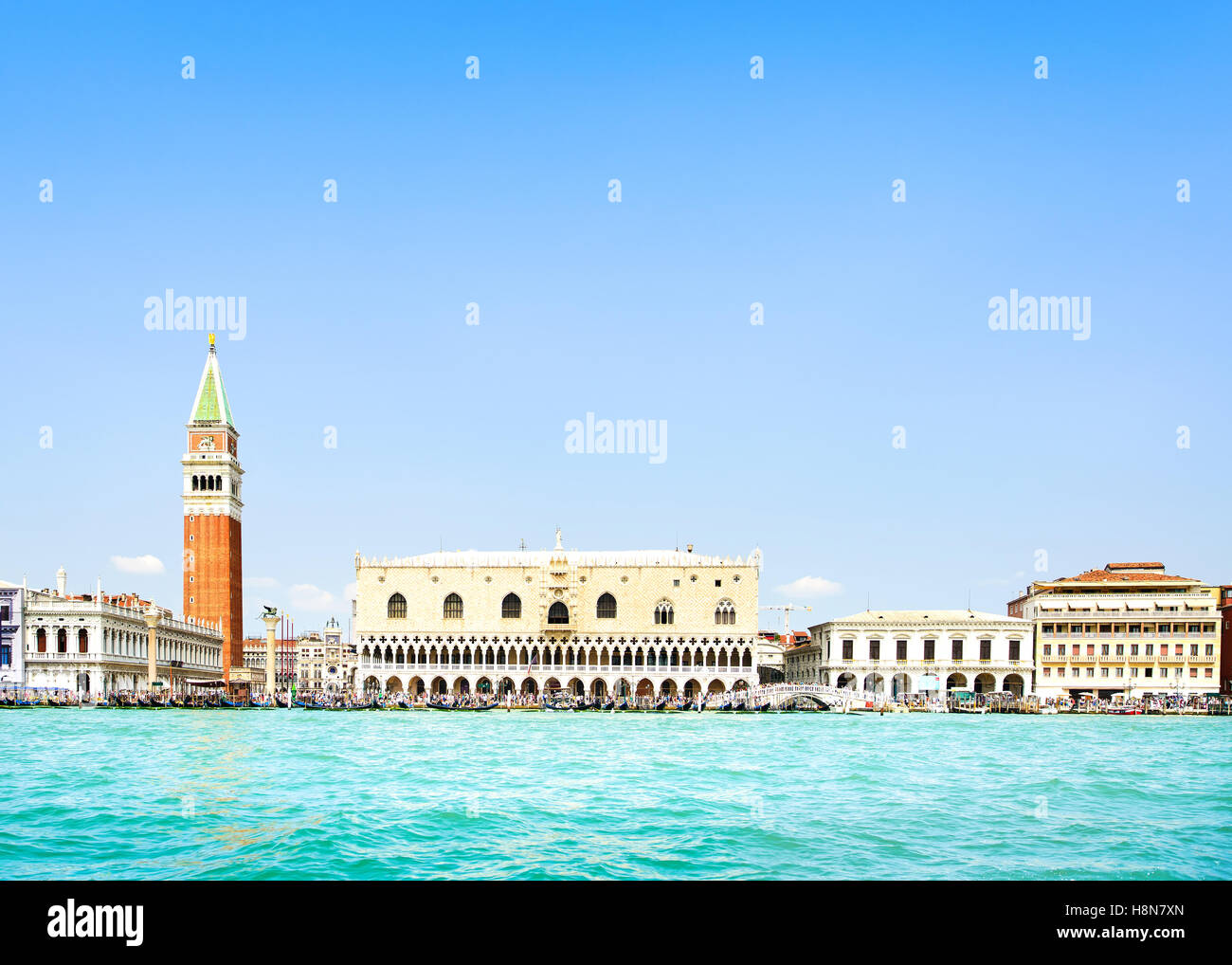 Vue de Venise, vue à partir de la mer de la Piazza San Marco ou Place St Marc, Le Campanile et le Palais des Doges ou Ducale. L'Italie, l'Europe. Banque D'Images