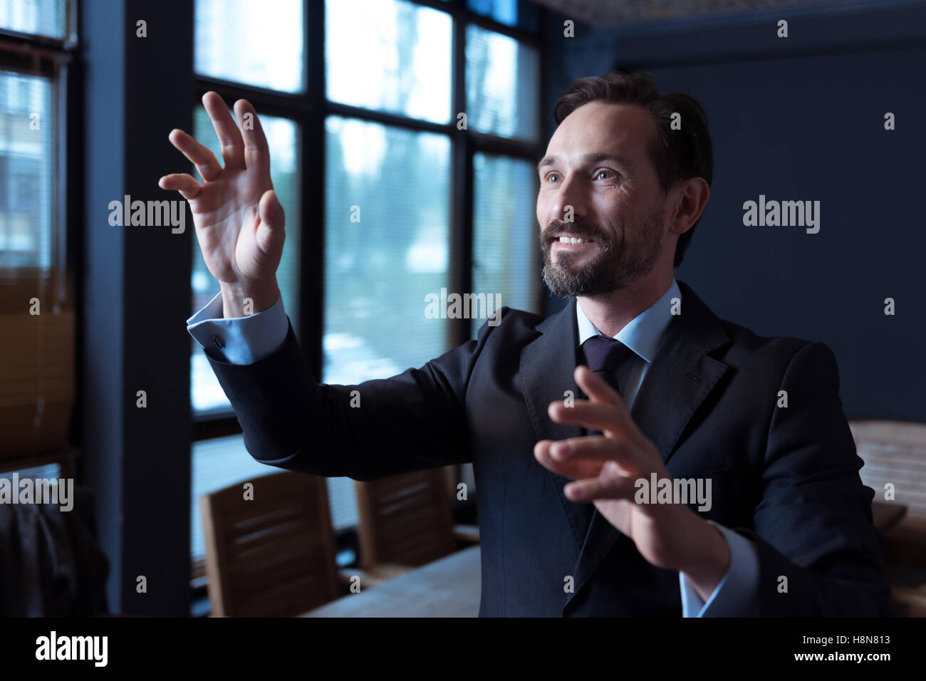 L'homme joyeux agréable de toucher un écran sensorielle virtuelle Banque D'Images