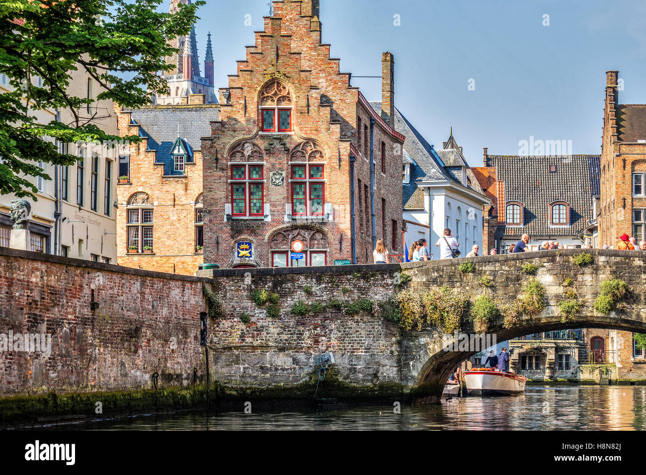 Pont en arc sur le canal Banque de photographies et d’images à haute