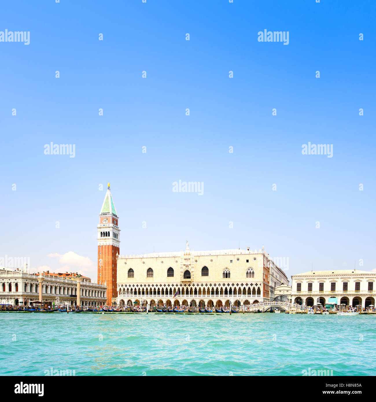 Vue de Venise, vue à partir de la mer de la Piazza San Marco ou Place St Marc, Le Campanile et le Palais des Doges ou Ducale. L'Italie, l'Europe. Banque D'Images