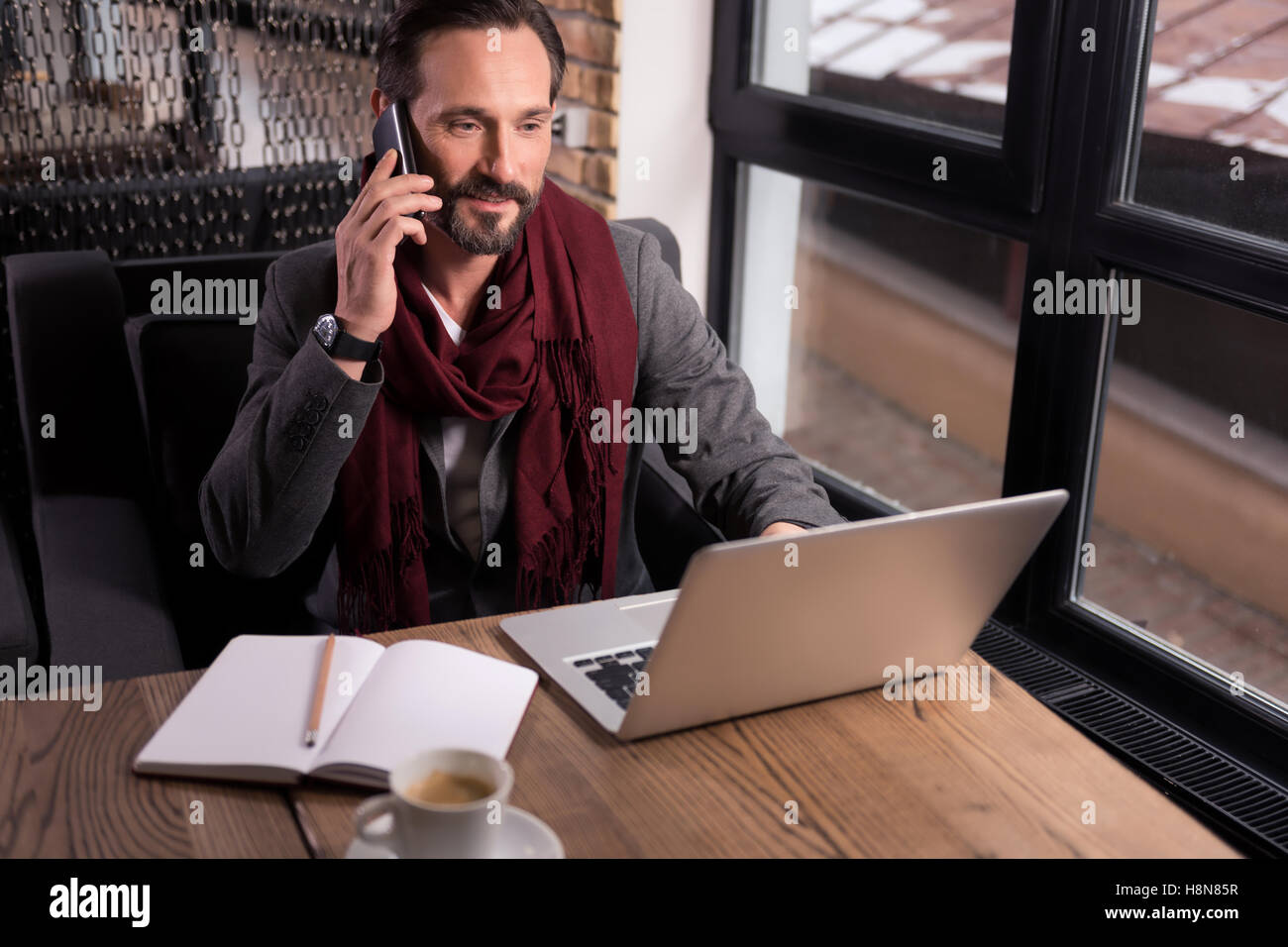 Travail dur confident businessman having a phone conversation Banque D'Images