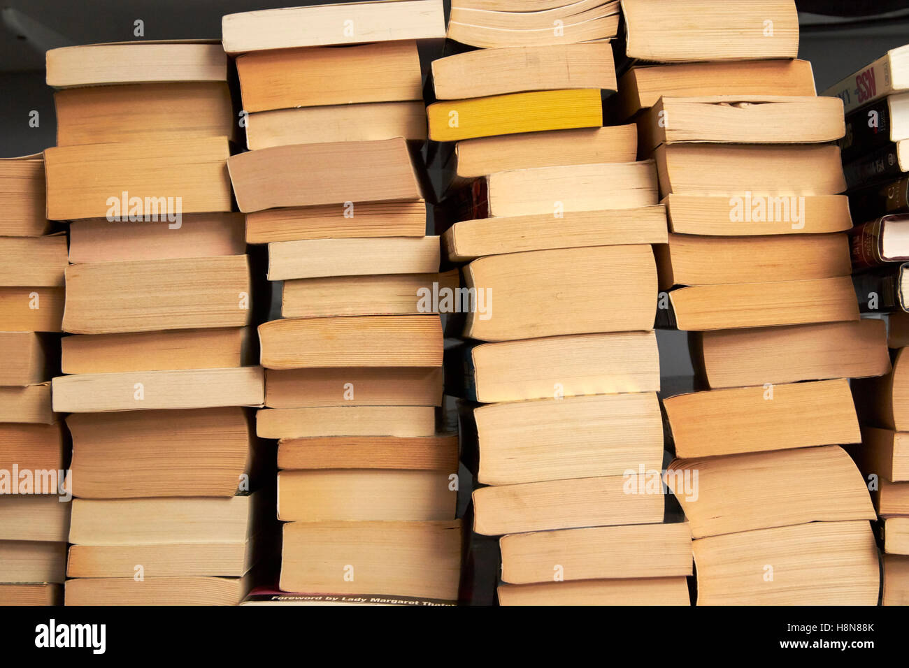 Pile de piles de livres de poche utilisé au Royaume-Uni Banque D'Images