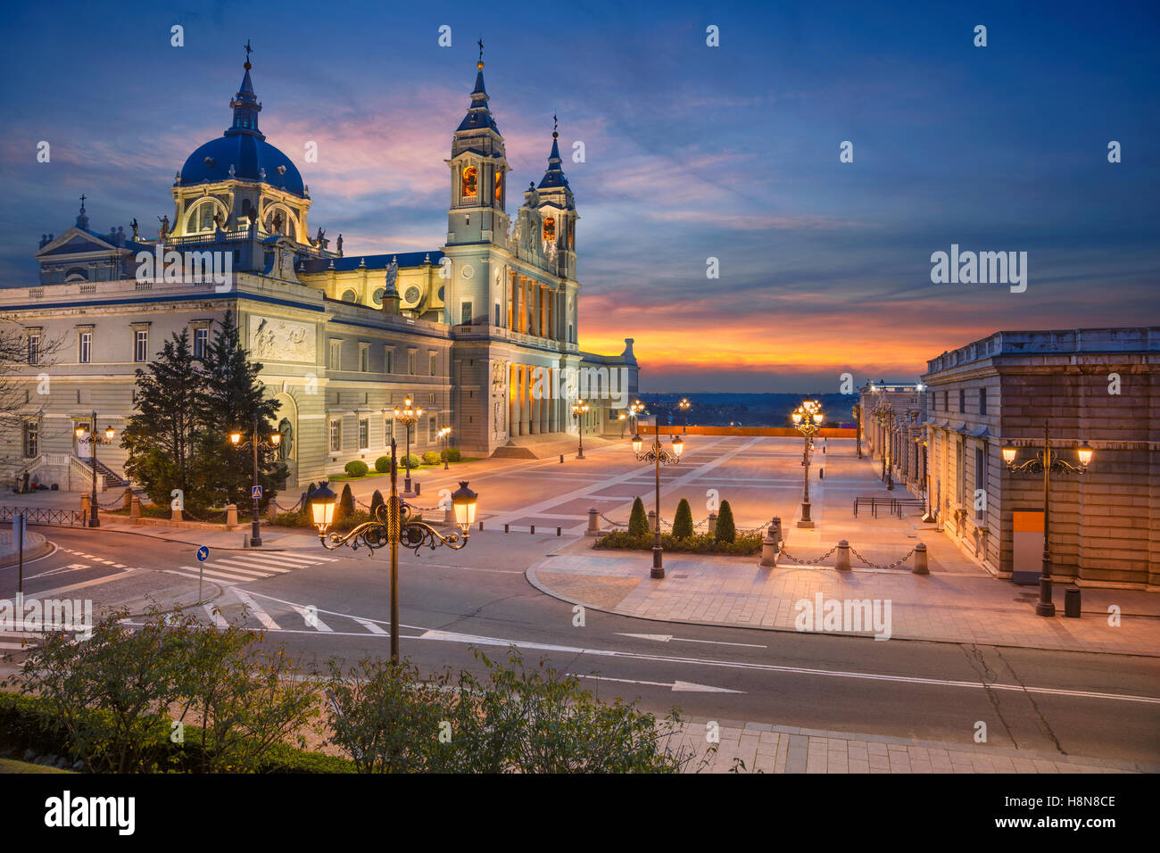 Image de Madrid, Espagne avec Santa Maria la Real de la cathédrale de l'Almudena pendant le coucher du soleil. Banque D'Images