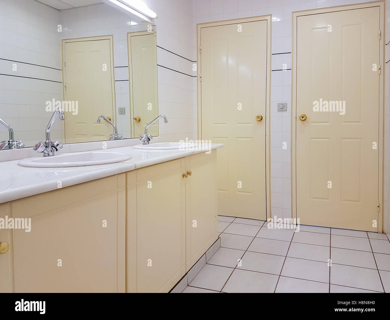 Toilettes publiques avec design de couleur beige. Banque D'Images