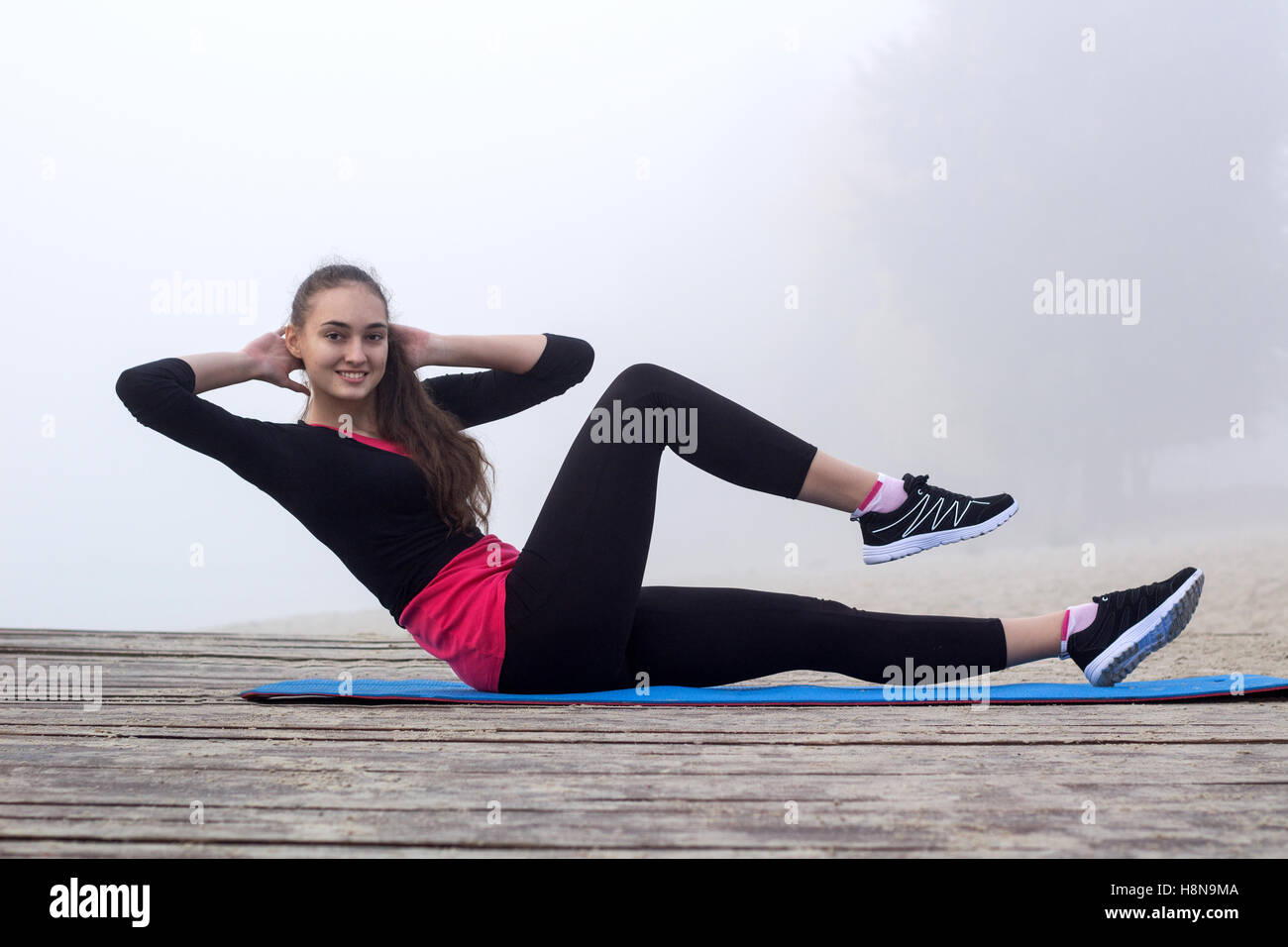 Jolie jeune femme sportive remise en forme slim n'exerce l'APA au cours de l'entraînement entraînement piscine Banque D'Images