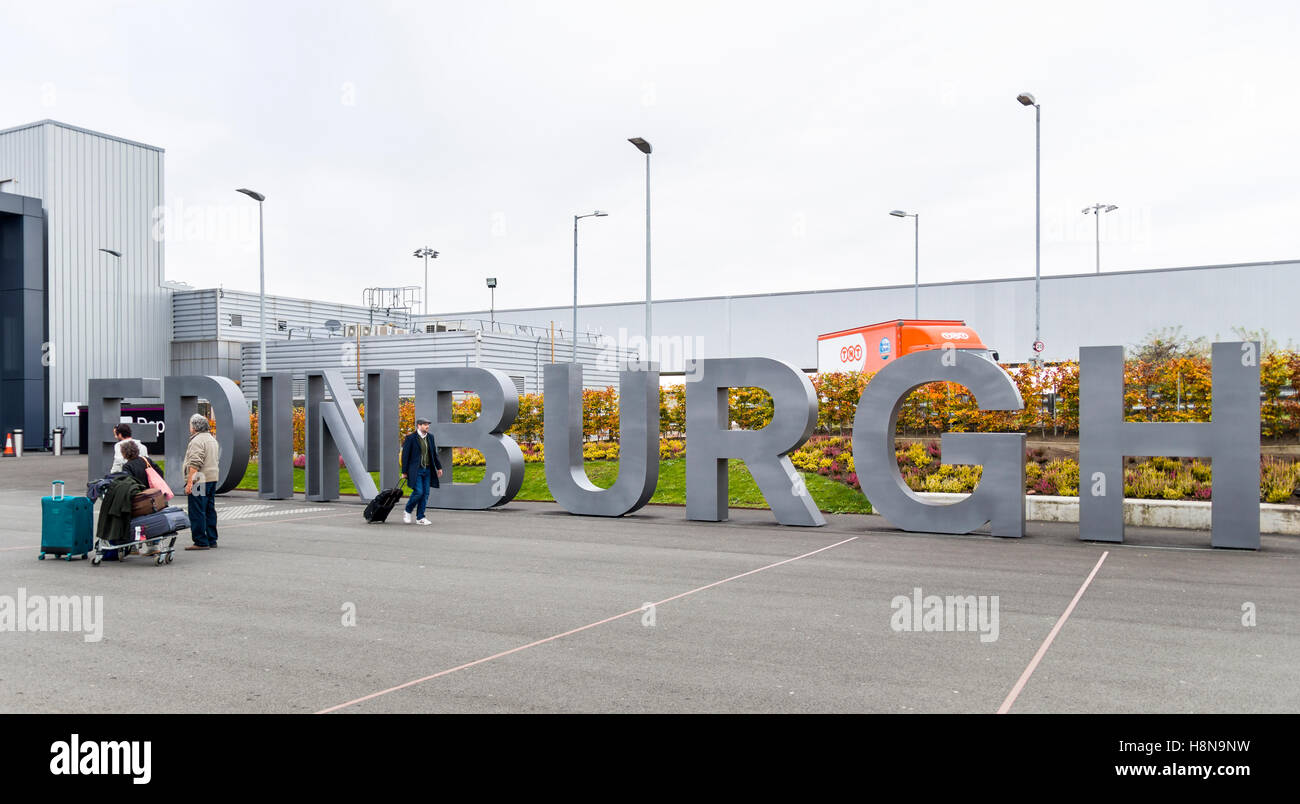 L'aéroport d'édimbourg enseigne à l'extérieur du terminal des arrivées, Ecosse, UK Communiqué de modèle : N° des biens : Non. Banque D'Images