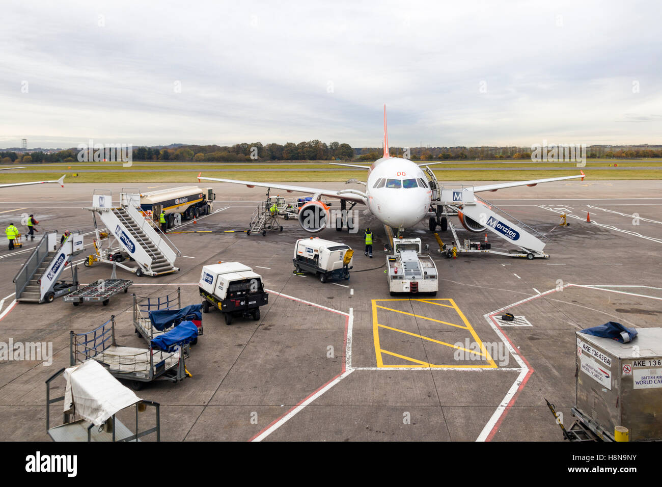 Le ravitaillement de l'avion de passagers et à la préparation de départ à l'aéroport d'Édimbourg, Écosse, Royaume-Uni Communiqué de modèle : N° des biens : Non. Banque D'Images