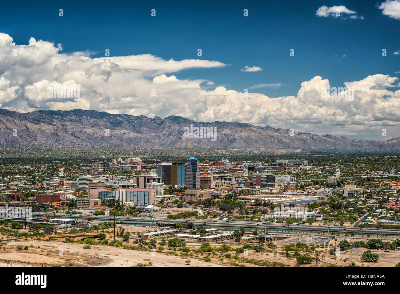 Tucson Skyline et de montagnes de Santa Catalina Park Pic Sentinel, Tucson, Arizona, USA Banque D'Images