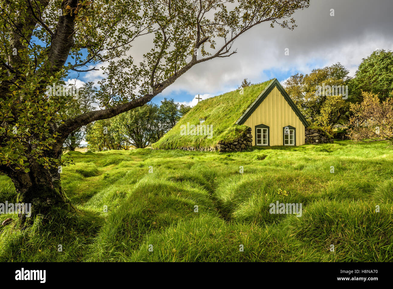 Église de gazon en petit village islandais de Hof, Keflavík Islande Banque D'Images