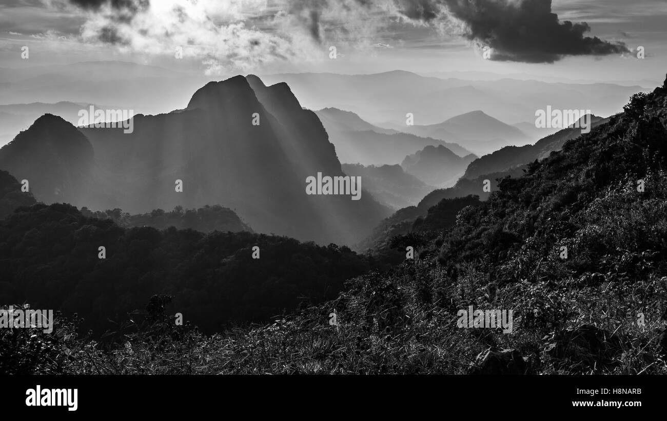 Raylight coucher du soleil Paysage à Doi Luang Chiang Dao, haute montagne dans la province de Chiang Mai, Thaïlande Banque D'Images