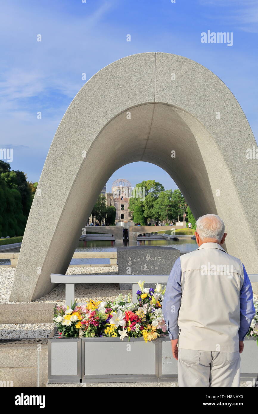 Le Cénotaphe commémoratif-entourée par l'étang de la paix alignés avec la flamme de la paix-Memorial-Heiwa Kinenhi la paix. Hiroshima-Jp Banque D'Images