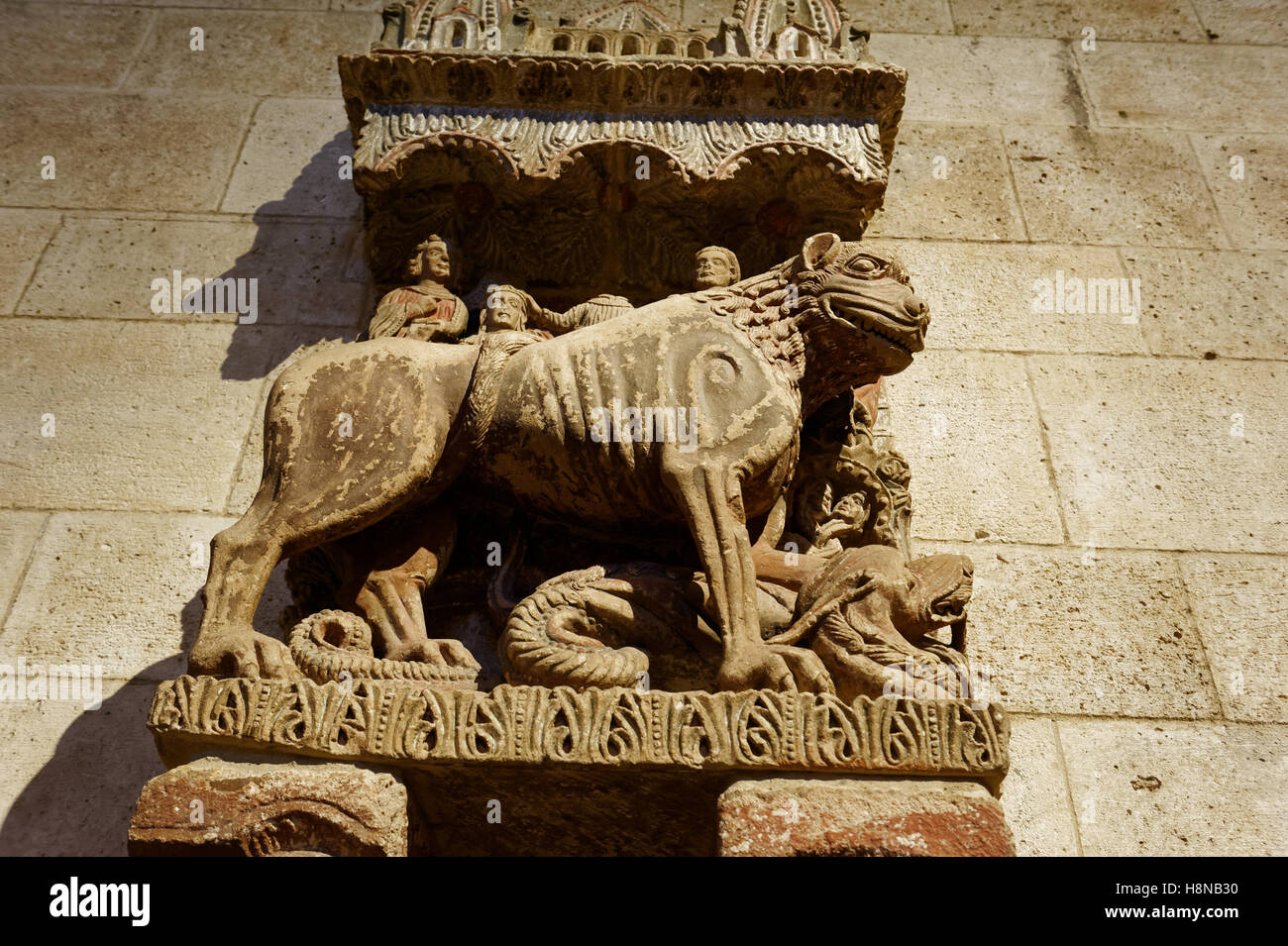 Un 13e siècle sculpture d'un lion piétinant un dragon se trouvait autrefois sur l'extérieur de l'église de San Leonardo à Zamora, Espagne. Banque D'Images