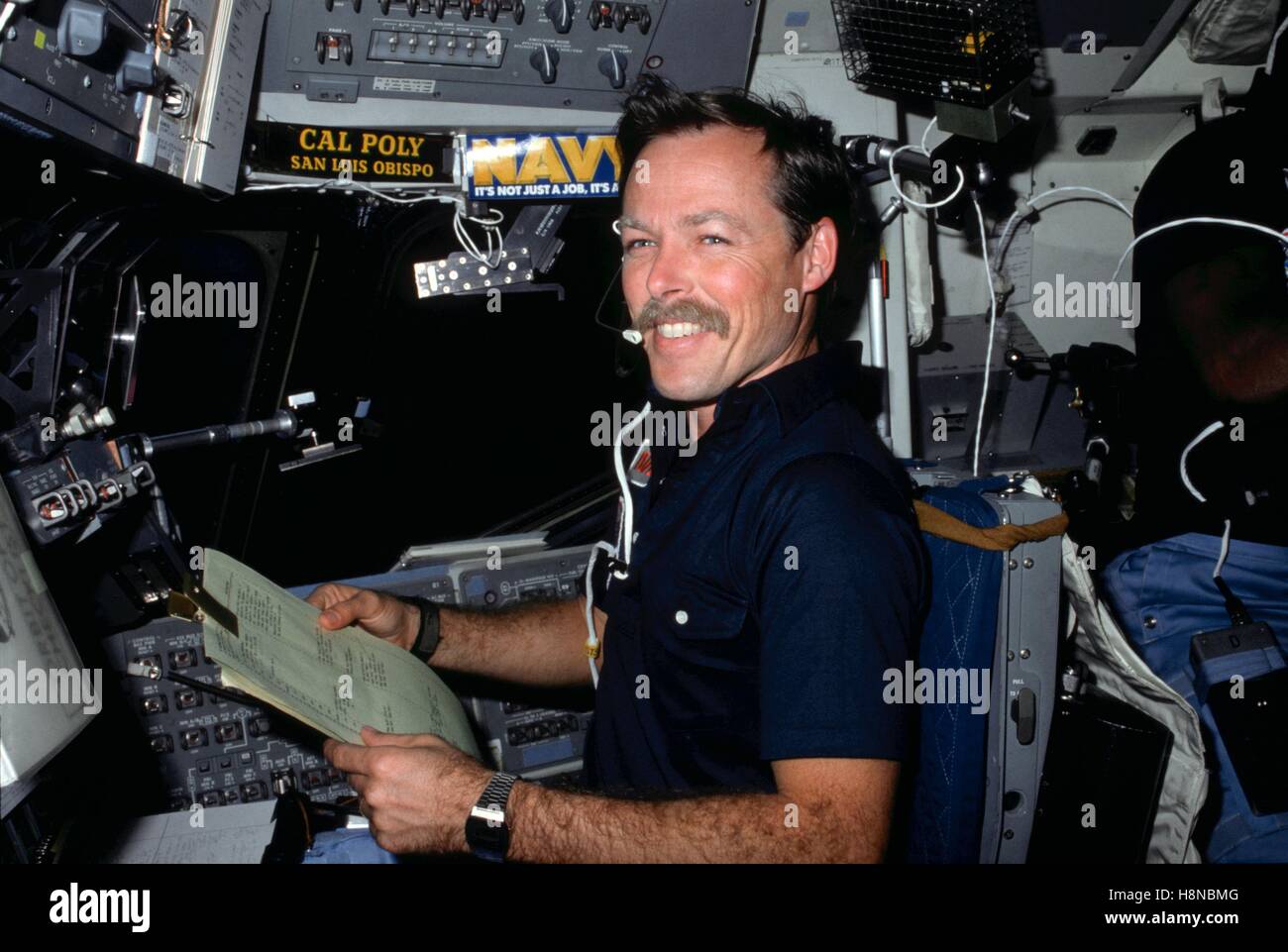 La mission STS-41B de la NASA L'astronaute Robert Hoot Gibson commentaires téléimprimeur copie sur le poste de pilotage de la navette spatiale Challenger, le 18 mai 1995, alors que dans l'orbite de la Terre. Banque D'Images