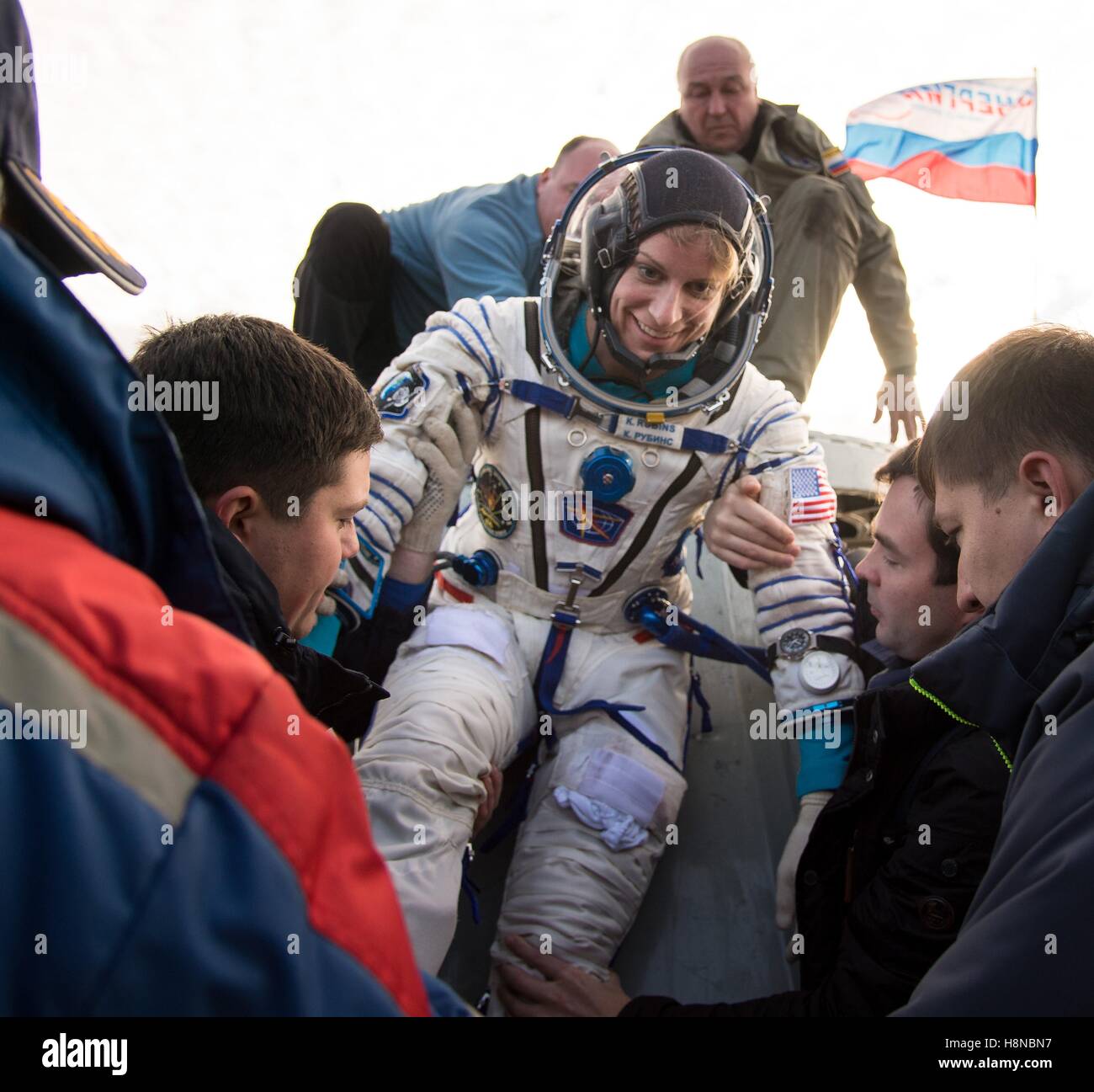 La Station spatiale internationale de la NASA, membre de l'équipage Expédition 49 Kate astronaute Rubins est aidé de l'engin spatial Soyouz MS-01 après l'atterrissage dans une région éloignée, le 30 octobre 2016 près de Zhezkazgan, au Kazakhstan. Takuya Onishi de l'Agence japonaise d'exploration aérospatiale et Anatoly Ivanishin de Roscosmos étaient également à bord de la fusée. Banque D'Images