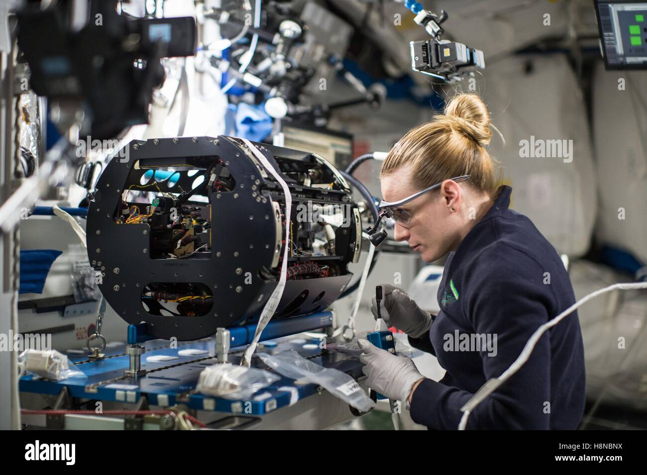 L'astronaute de la Station spatiale internationale de la NASA Kate Rubins travaille sur culture cellulaire en microgravité dans le laboratoire de recherche à bord de l'ISS le 15 septembre 2016 dans l'orbite de la Terre. Banque D'Images