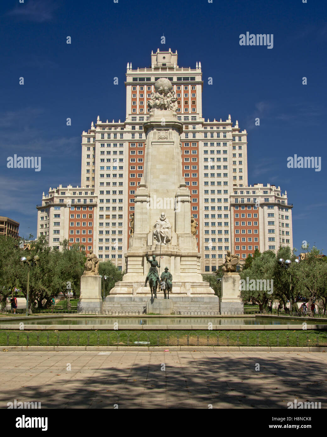 Monument à Miguel de Cervantes Saavedra avec Don Quichotte et Sancho Pansa statue et 'Edificio Espana' skyscraper, Madrid Banque D'Images