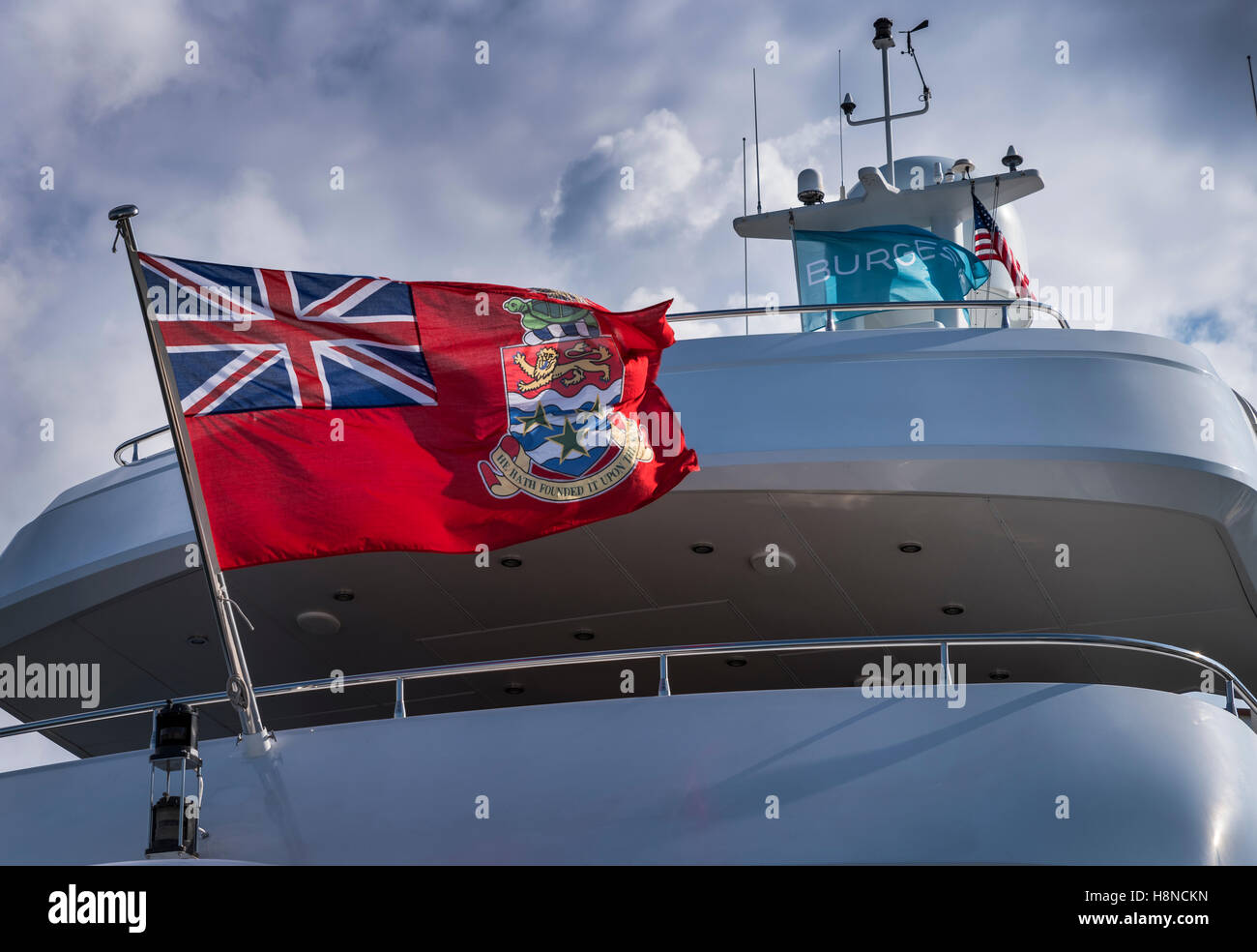 Îles Caïmans Red Ensign sur un superyacht de luxe Banque D'Images