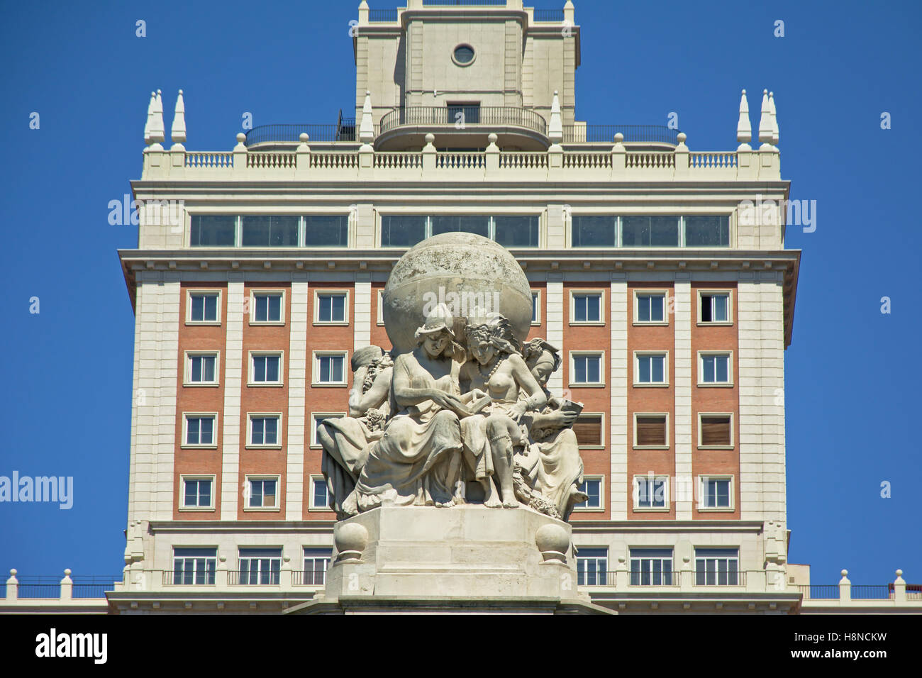 Détail du monument à Miguel de Cervantes Saavedra avec 'Edificio Espana' skyscraper derrière Banque D'Images
