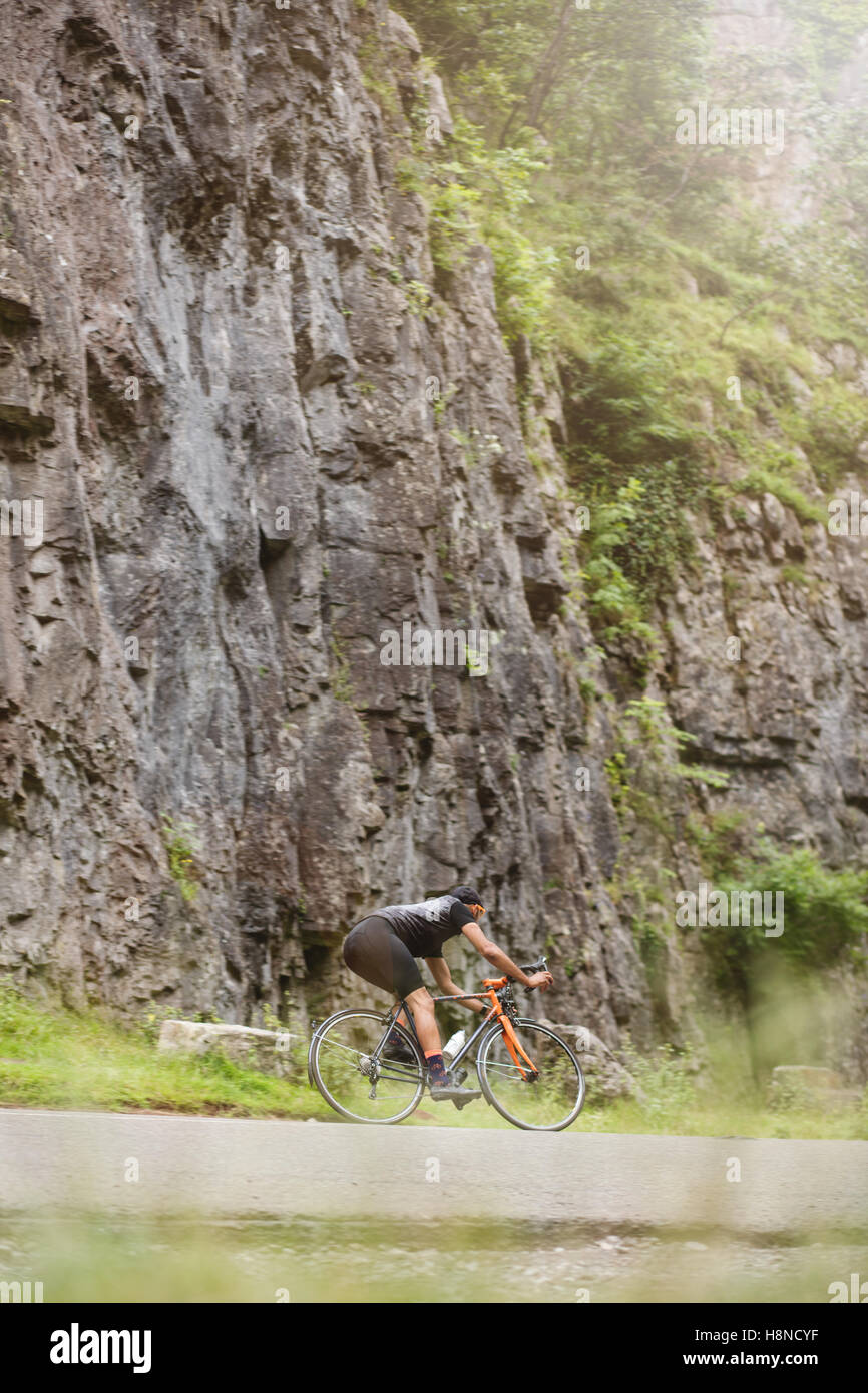 La mi 30s tour cycliste battant un coin à Cheddar George Banque D'Images