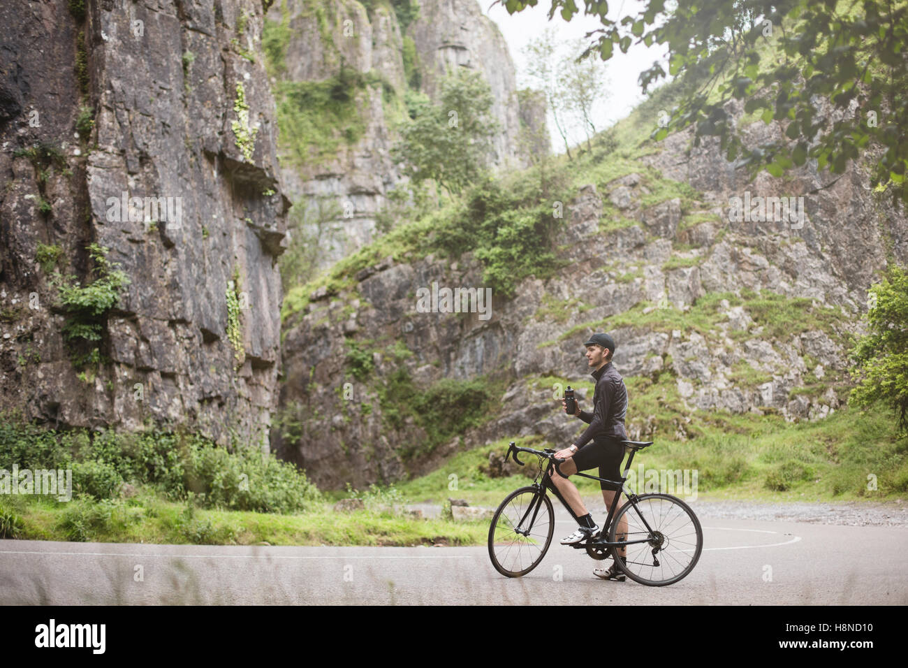 Un jeune cycliste de prendre une pause à Cheddar George Banque D'Images