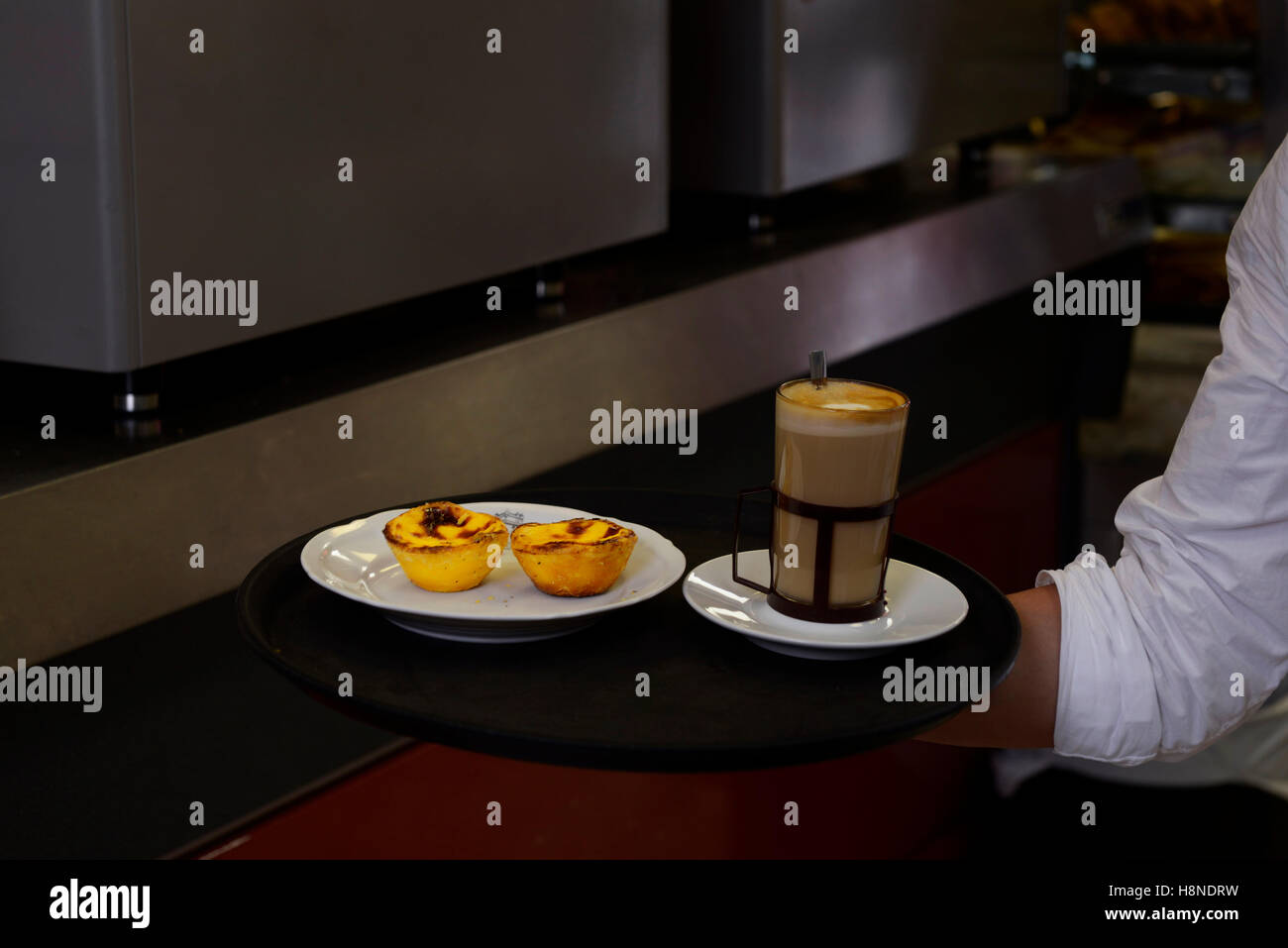 Gâteaux crème anglaise, Pasteis de nata et café galao Banque D'Images