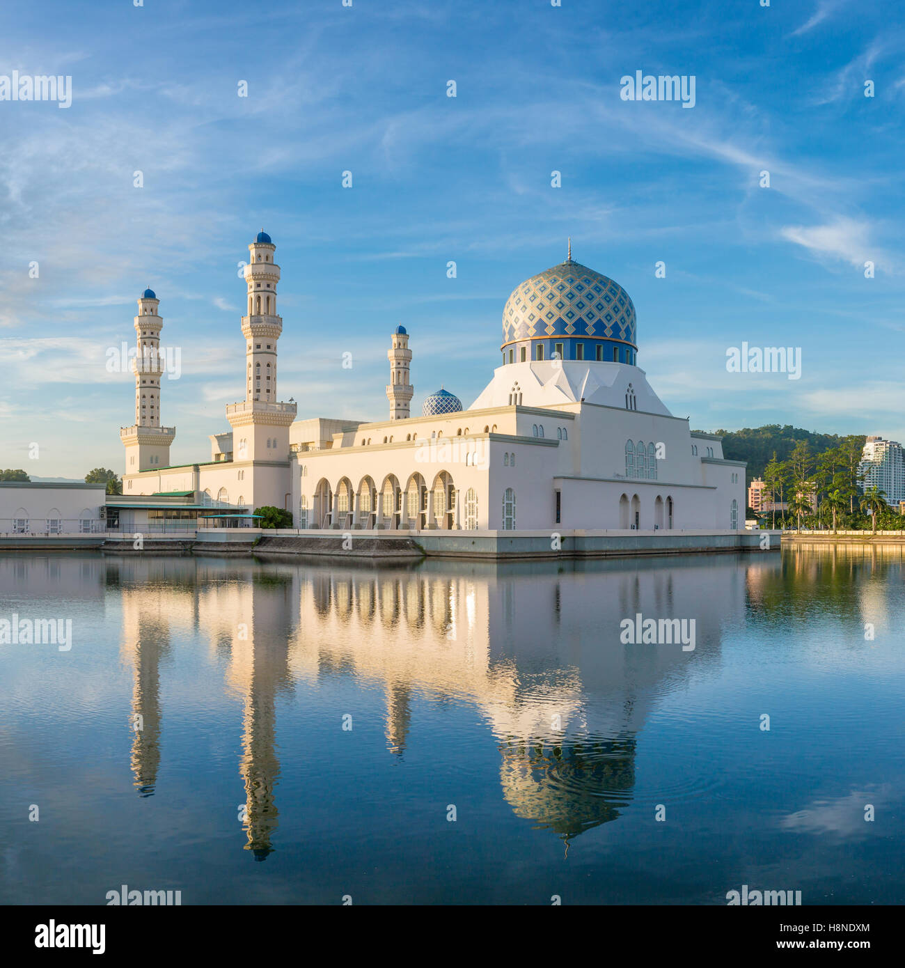 La mosquée de la ville de Kota Kinabalu (La Mosquée flottante) ou Masjid Bandaraya Kota Kinabalu Banque D'Images