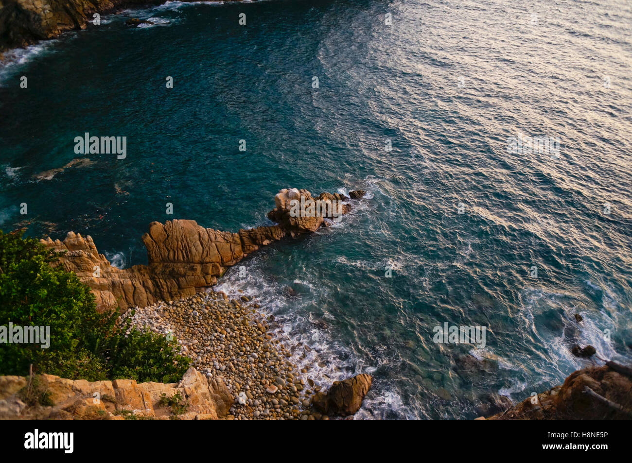 Formation de roche qui ressemble à un dragon dans l'océan Pacifique, Acapulco, Mexique Banque D'Images