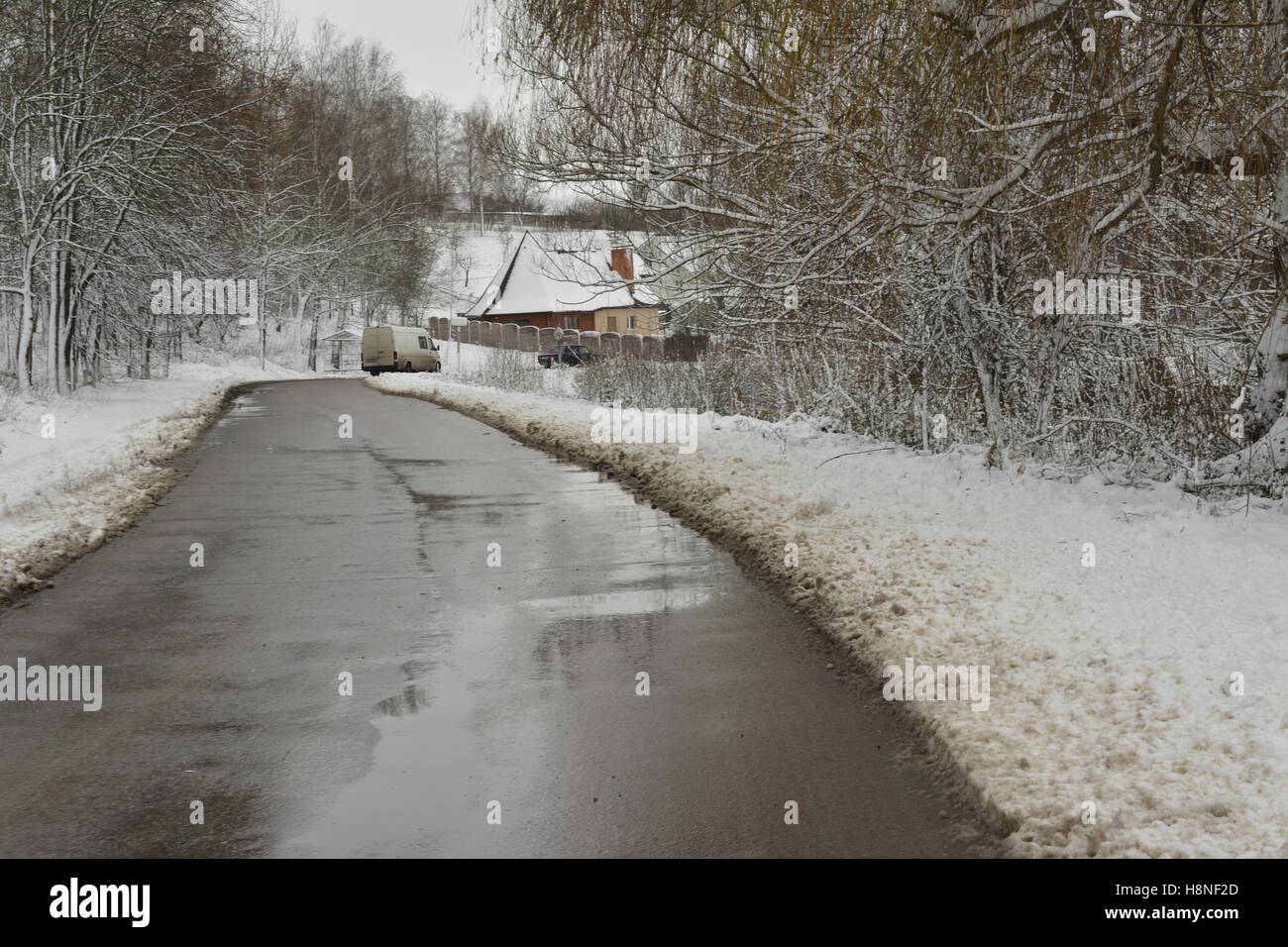 La neige, route, au début de l'hiver, le village, l'Europe de l'Est, l'Ukraine, Kiev region, Banque D'Images
