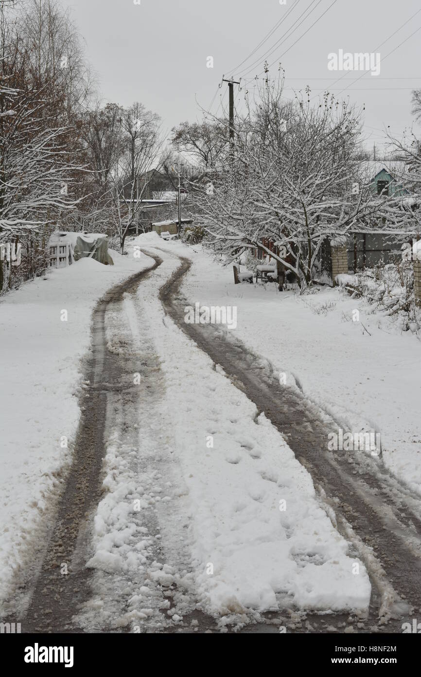La neige, route, au début de l'hiver, village Banque D'Images
