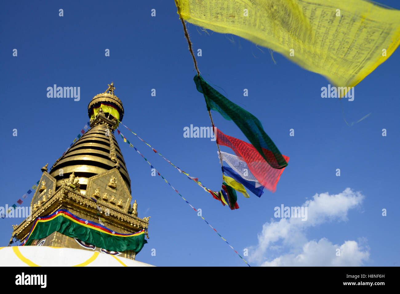 Le Népal Katmandou, Swayambhu stupa bouddhiste et les drapeaux de prières Banque D'Images