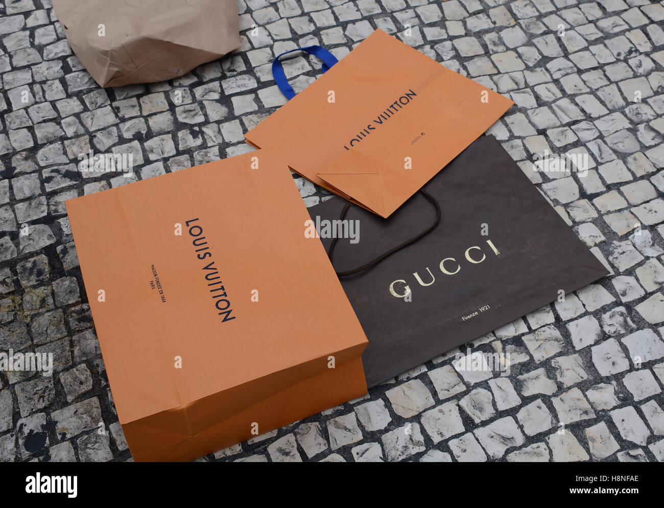 Les sacs en papier de Vuitton et Cucci abandonnés sur le trottoir près de la frontière de la Chine et Macao Banque D'Images Les sacs en papier de Vuitton et Cucci abandonnés sur le trottoir près de la frontière de la Chine et Macao Banque D'Images