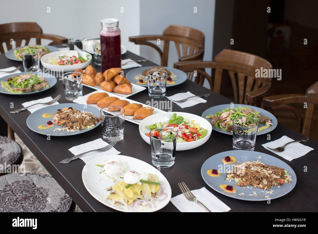 Table dressée pour un repas de famille Banque D'Images