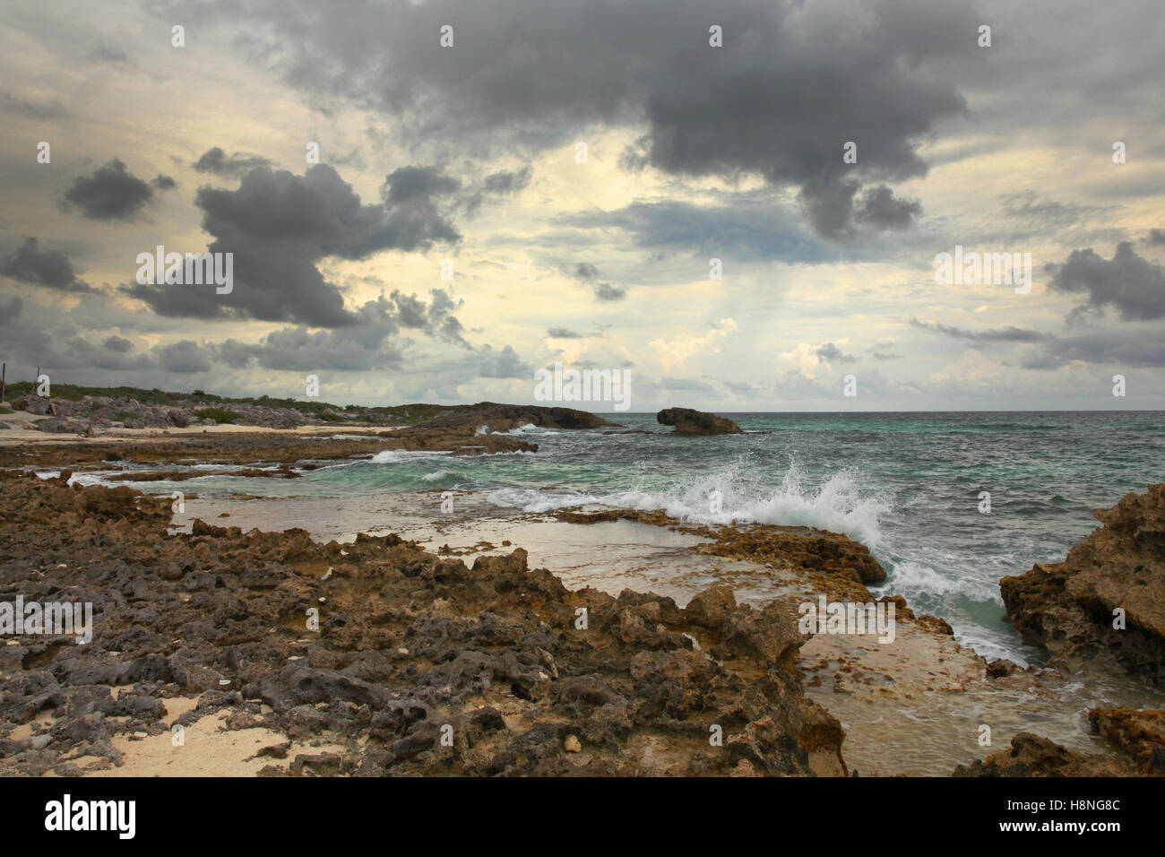 Côte de Cozumel, Mexique sur une journée de nuages orageux, Cozumel, Quintana Roo, Mexique. Banque D'Images