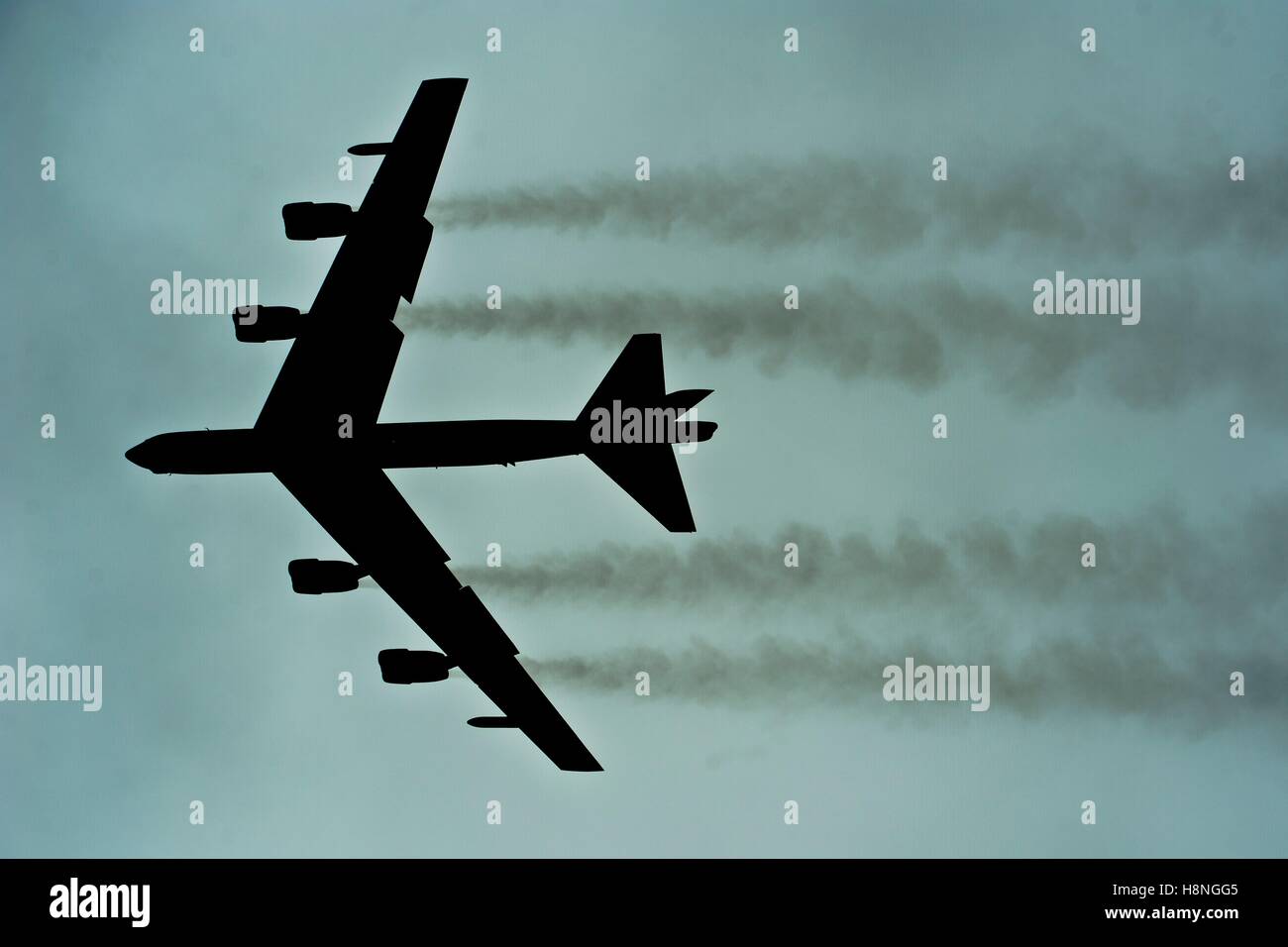 Un B-52H Stratofortress bombardier stratégique survole Minot Air Force Base au cours de l'effort global Thunder 17 Octobre 30, 2016 à Minot, Dakota du Nord. Banque D'Images