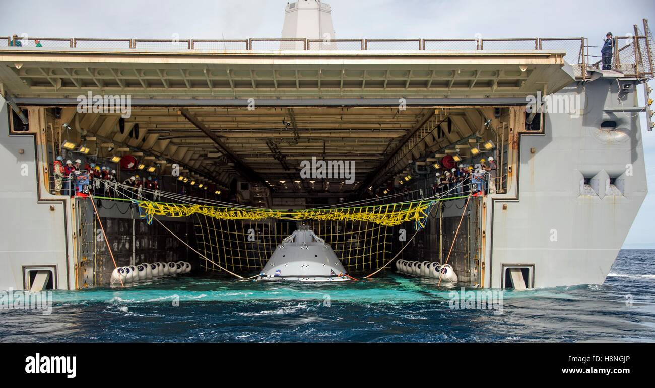 Les marins de la Marine américaine pratique tirant la capsule spatiale Orion de la NASA dans le pont du coffre du véhicule de transport amphibie USS San Diego station d'exercices au cours de la récupération, le 27 octobre 2016 dans l'océan Pacifique. Banque D'Images