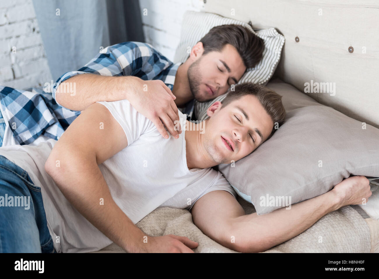 Cute couple gay, dormir ensemble au lit Banque D'Images