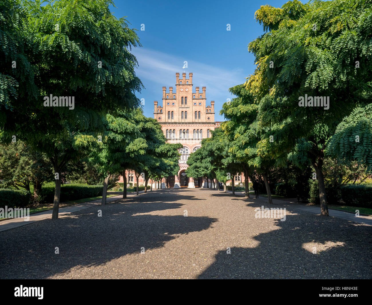 Vue de face de l'université nationale de Tchernivtsi à travers une avenue d'arbres d'automne Banque D'Images