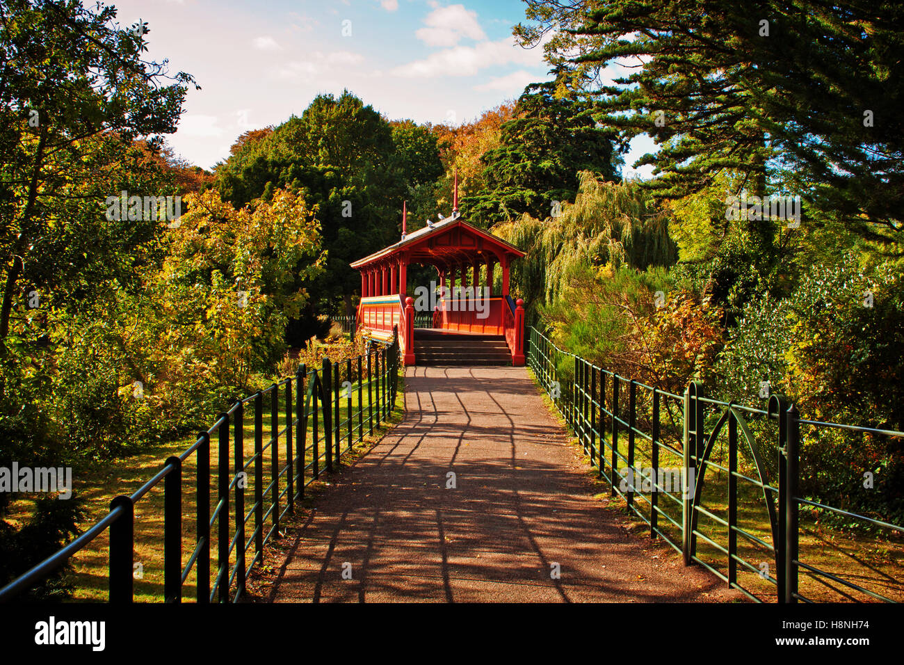 Le chemin vers le pont de Suisse, Birkenhead Park Banque D'Images