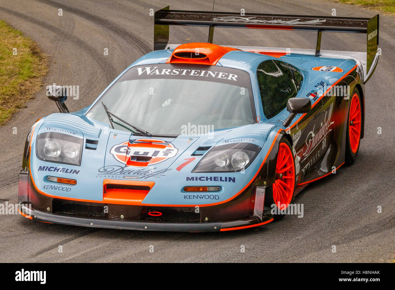 1997 McLaren F1 GTR Longtail' 'avec chauffeur Lionel Robert au 2016 Goodwood Festival of Speed, Sussex, UK Banque D'Images