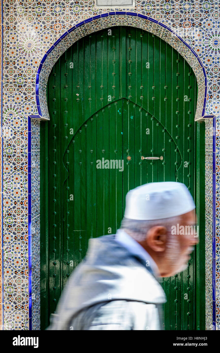 Une belle porte et Tile Surround, la Medina, Marrakech, Maroc Banque D'Images