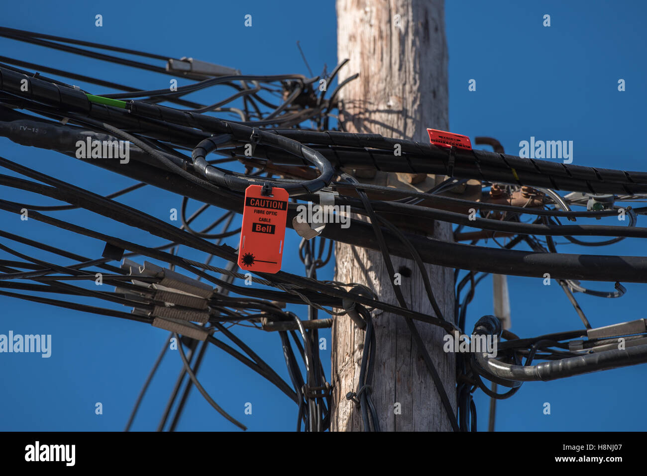 La fibre optique sur un poteau téléphonique Photo Stock - Alamy