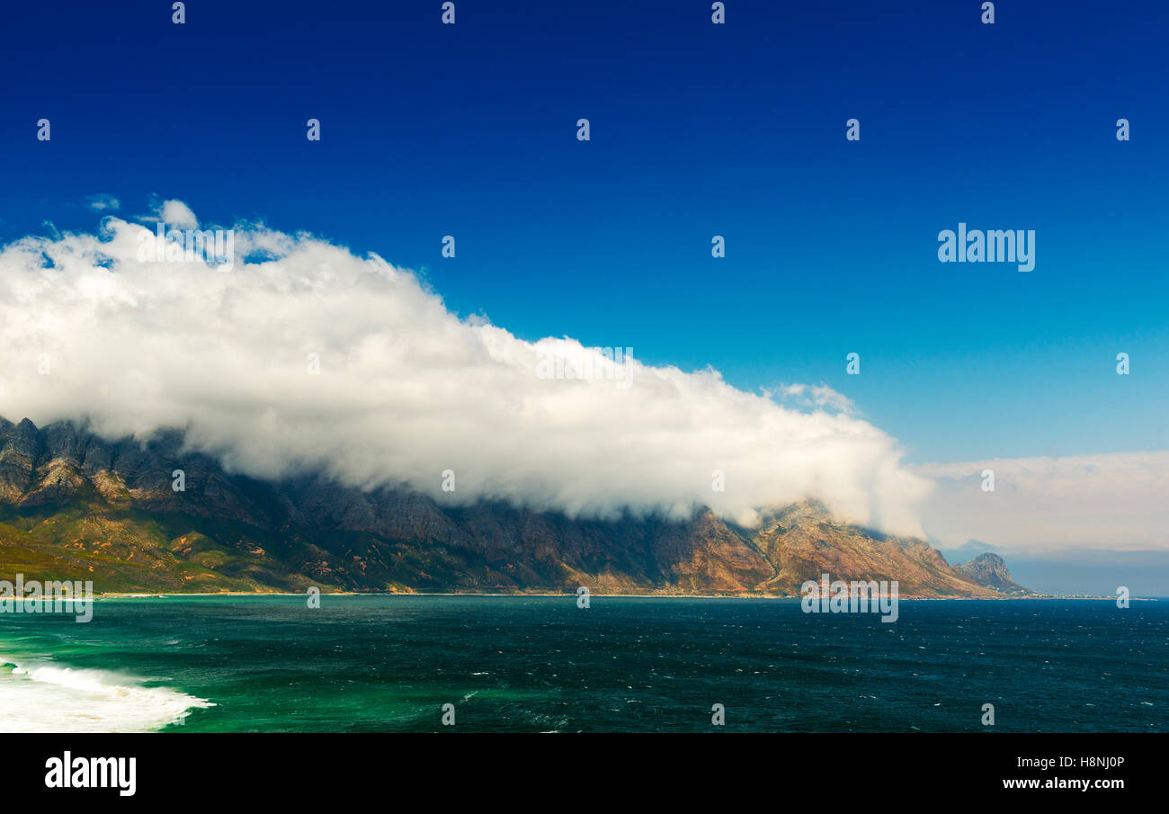 Littoral Parc National de Table Mountain en Afrique du Sud avec des nuages sur les montagnes Banque D'Images