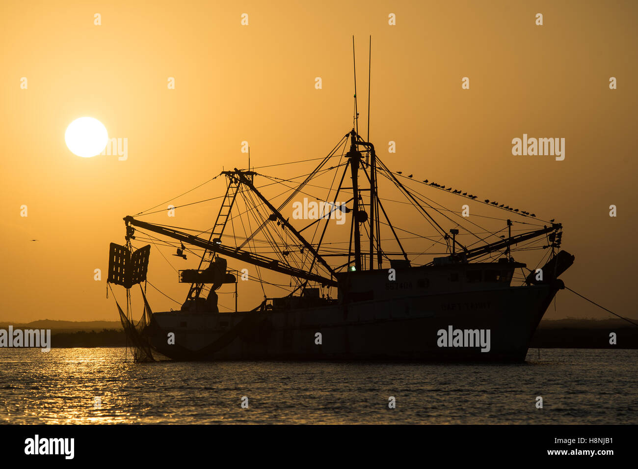 Bateau de crevettes au lever du soleil près de Port Aransas Texas Banque D'Images