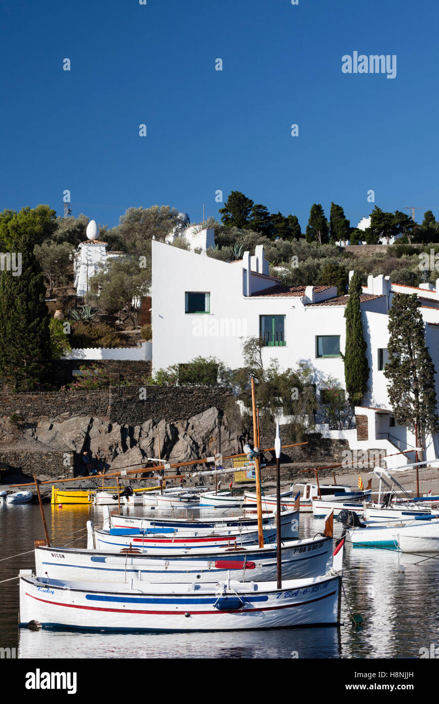 Portlligat Harbour et le Salvador Dali Museum-House côte sur la Costa Brava en Espagne. Banque D'Images