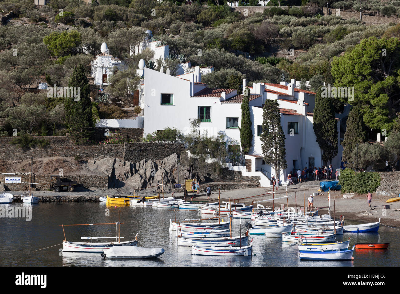 Portlligat Harbour et le Salvador Dali Museum-House côte sur la Costa Brava en Espagne. Banque D'Images