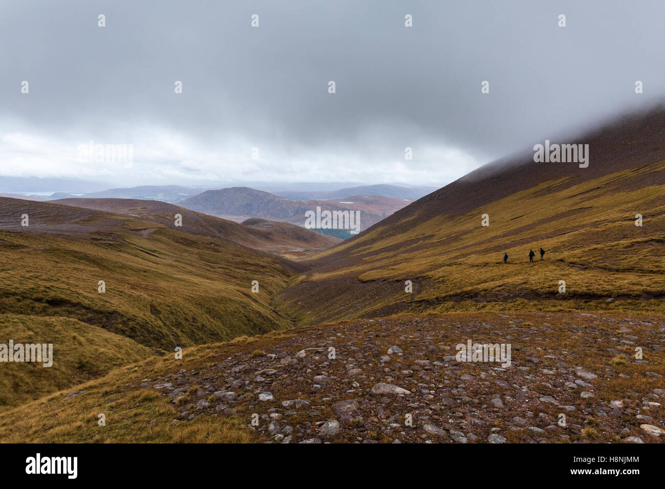 Les marcheurs en ordre décroissant l'un itinéraire Teallach dans les Highlands écossais à l'automne Banque D'Images